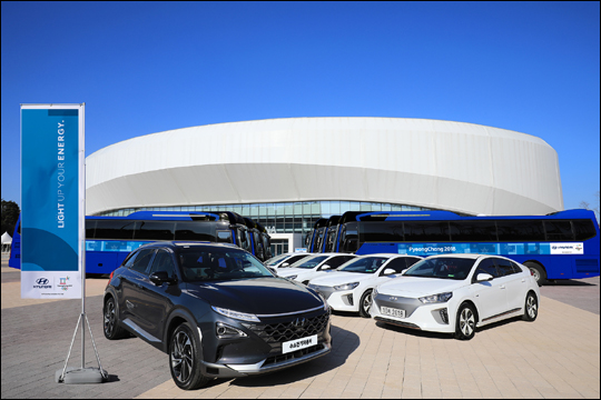현대자동차의 차세대 수소전기차와 평창올림픽 후원 차량들이 강릉 아이스 아레나 앞에 서있다.ⓒ현대자동차