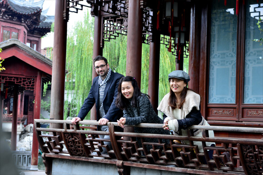 2012년 남편 페르-에밀 박과 쌍둥이 언니 이미영 씨(맨 오른쪽)와 함께 중국 상하이에서.(사진 = 이미선 제공)