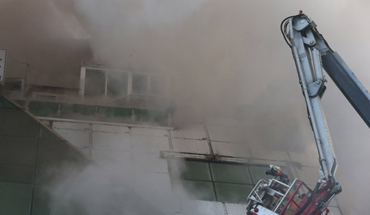 21일 오후 충북 제천시 하소동의 '노블 피트니스센터'에서 불이 나 소방당국이 진화 작업을 벌이고 있다. ⓒ연합뉴스 