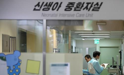 서울지방경찰청 광역수사대 관계자들이 이대목동병원 신생아 중환자실을 압수수색하고 있다.ⓒ연합뉴스