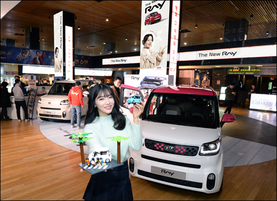 기아자동차가 내년 1월 14일까지 서울 소재 영화관에서 ‘더 뉴 레이’를 전시하고 경품 증정 이벤트를 실시한다.ⓒ기아자동차