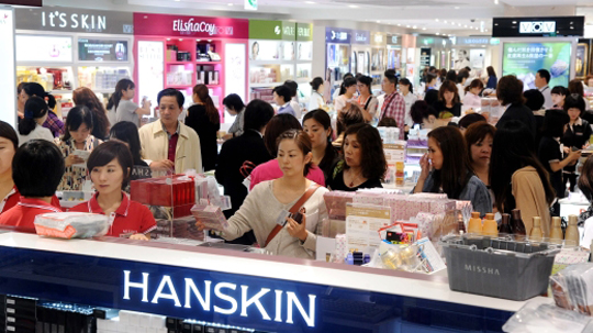 사드 보복 이전, 롯데면세점에서 화장품을 고르고 있는 중국인 관광객들의 모습. ⓒ롯데면세점