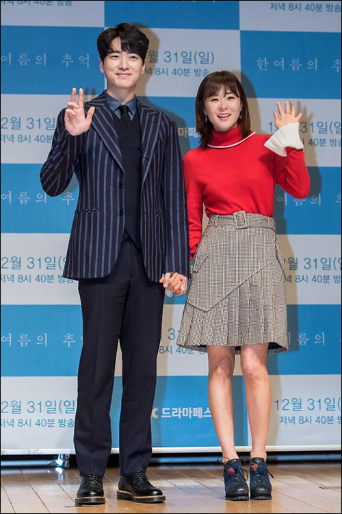 배우 이준혁(왼쪽)과 최강희가 JTBC 드라마 '한여름의 추억' 제작발표회에서 포토타임을 갖고 있다. ⓒ JTBC