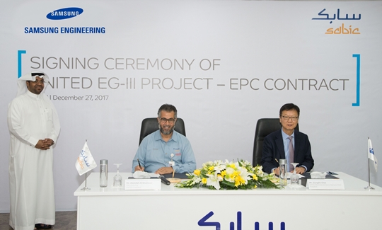 최성안 삼성엔지니어링 사장(오른쪽)과 압둘라 알 샴라니 JUPC 사장이 계약서에 서명하고 있다.ⓒ 삼성엔지니어링
