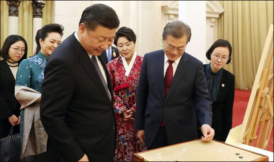 중국을 국빈방문 중인 문재인 대통령이 지난 14일 베이징에서 열린 국빈만찬장에서 시진핑 국가주석으로 부터 바둑판과 바둑알을 선물 받고 있다.ⓒ청와대 제공 = 연합뉴스