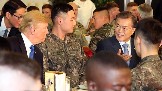 문재인 대통령과 도널드 트럼프 미국 대통령이 지난해 11월 7일 경기도 평택 캠프 험프리 병사식당에서 병사들과 식사를 하며 대화를 하고 있다. ⓒ청와대