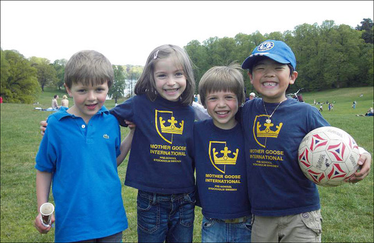 스웨덴 유치원에 다닐 때 친구들과 유치원 부근 공원에서 놀고 있는 장수한 군.(사진 맨 오른쪽) 동양 아이에 대한 차별같은 것은 느껴본 적이 없다. (사진 = 안진경 제공)