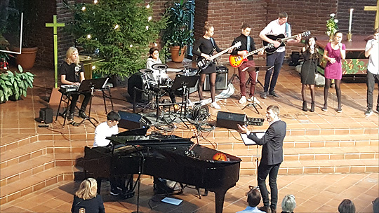 스웨덴의 학교는 방학을 할 때도 특별한 행사를 한다. 장수한 군은 지난 12월 방학식 밴드부 연주 때 피아노를 쳤다. (사진 = 안진경 제공)