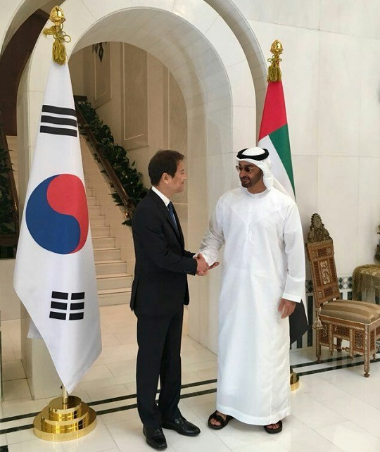 대통령 특사로 아랍에미리트(UAE)를 방문한 임종석 대통령비서실장이 12월 10일 쉐이크 모하메드 빈 자이드 알 나흐얀 왕세제와 만나 악수하고 있다. ⓒ청와대 