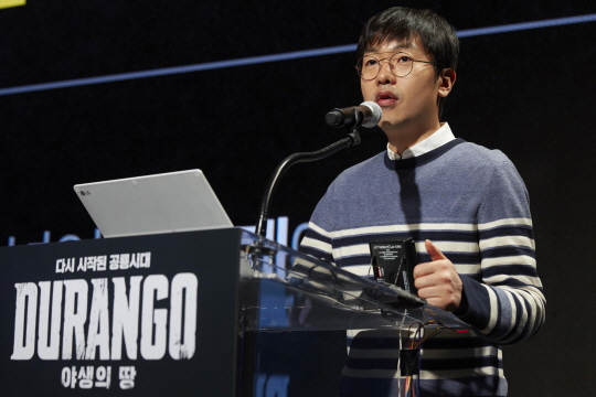 이은석 넥슨 프로듀서가 9일 서울 광화문 포시즌스 호텔에서'야생의 땅 : 듀랑고'에 대해 소개하고 있다. ⓒ 넥슨 