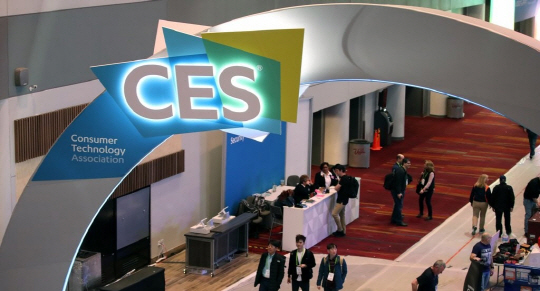세계 최대 가전·IT 박람회인 'CES(Consumer Electronics Show) 2018' 개막을 이틀 앞둔 7일(현지시간) 오전(현지시간) 미국 네바다주 라스베이거스 컨벤션센터(LVCC)에서 업체 관계자들이 분주히 움직이고 있다.ⓒ연합뉴스
