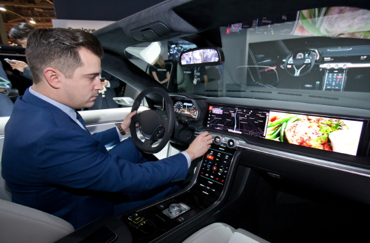 삼성전자 모델이 9일(현지시간) 세계 최대 전자 전시회 CES 2018가 개최된 미국 라스베이거스 컨벤션센터(LVCC)내 전시부스에서 편리한 운전환경과 인포테인먼트 시스템 제공하는 차량용 '디지털 콕핏'을 시연하고 있다.ⓒ삼성전자