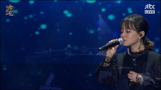 가수 이하이가 고 종현을 추모하는 무대를 꾸몄다. JTBC 방송 캡처.