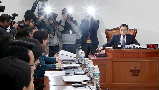 국회 사법개혁특별위원회 정성호 위원장이 12일 국회에서 열린 첫 회의에서 의사봉을 두드리고 있다.  ⓒ데일리안 박항구 기자