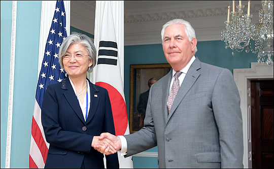 (왼쪽부터) 강경화 외교부장관과 렉스 틸러슨 미국 국무장관 ⓒ외교부 