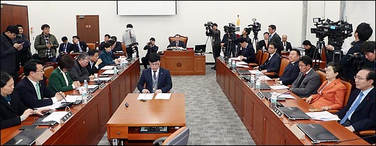 국회 사법개혁특별위원회 정성호 위원장과 여야 의원들이 12일 국회에서 첫 회의를 진행하고 있다.  ⓒ데일리안 박항구 기자