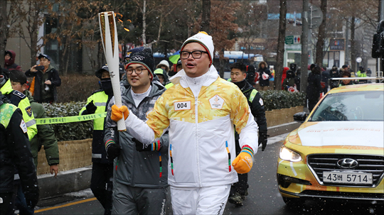 평창 동계올림픽 성화가 서울에 도착한 13일 서울 마포구 디지털미디어시티 일대에서 성화봉송 주자들이 성화를 운반하고 있다. ⓒ데일리안 홍금표 기자