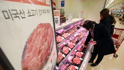 소비자들이 마트에서 미국산 쇠고기를 고르고 있다.(자료사진)ⓒ연합뉴스