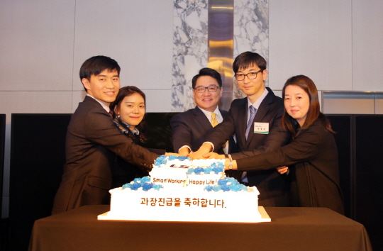 구자균 LS산전 회장(가운데)이 지난 12일 서울 삼성동 코엑스인터컨티넨탈호텔에서 개최된 승진 축하 행사 '스마트 워킹, 해피 라이프(Smart Working, Happy Life)' 행사에서 신임 과장과 배우자와 함께 축하 케이크를 자르고 있다.ⓒLS산전