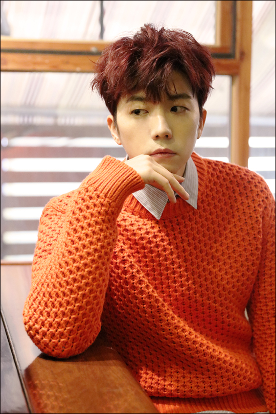 2PM 우영이 15일 새 솔로앨범 '헤어질 때'를 발표했다.ⓒJYP