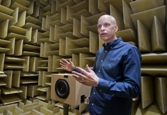 앨런 드밴티어 삼성전자 디지털 미디어 솔루션 랩 오디오 R&D부문 상무가 무반향실에 대해 설명하고 있다.ⓒ삼성전자