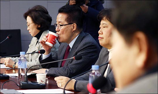 박지원 국민의당 의원이 15일 오전 국회 의원회관에서 열린 국민의당지키기운동본부 전체회의에서 음료를 마시고 있다. ⓒ데일리안 박항구 기자