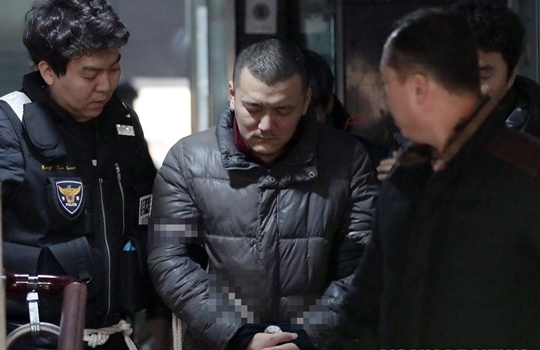 ‘용인 일가족 살해범’ 김성관(36)씨가 15일 오후 경기도 용인시 친모 가족이 살던 아파트에서 현장검증을 마친 뒤 밖으로 나오고 있다 ⓒ연합뉴스