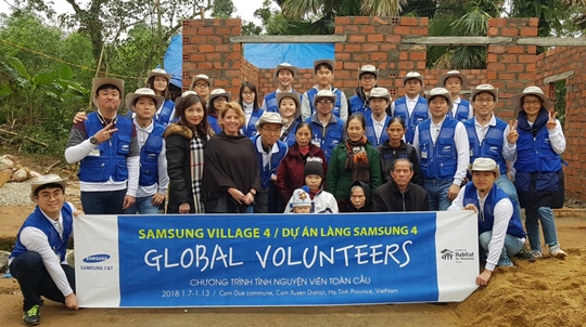 삼성물산 임직원들이 삼성 마을 조성 봉사활동 후 입주 가족들과 함께 단체사진을 촬영한 모습. ⓒ삼성물산