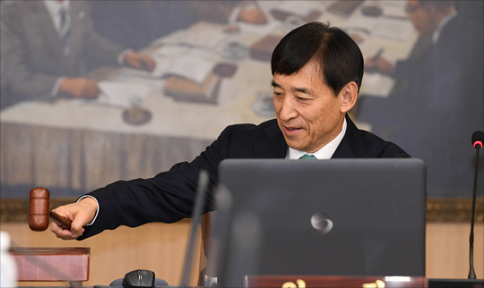 오는 18일 올해 첫 한국은행 금융통화위원회에서 금리동결이 유력한 가운데 기준금리 조기 인상론이 솔솔 제기되고 있다.ⓒ데일리안