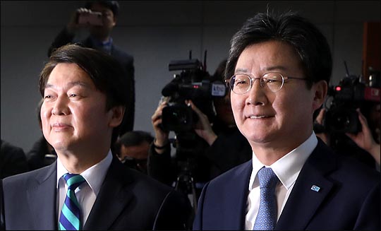안철수 국민의당 대표와 유승민 바른정당 대표가 18일 국회 정론관에서 통합선언을 한 뒤 미소를 짓고 있다. ⓒ데일리안 박항구 기자