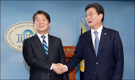 안철수 국민의당 대표와 유승민 바른정당 대표가 18일 국회 정론관에서 통합을 선언한 뒤 밝게 웃고 있다. ⓒ데일리안 박항구 기자