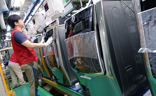 LG전자 직원이 경남 창원2공장에서 제조된 드럼세탁기를 검사하고 있다.ⓒLG전자