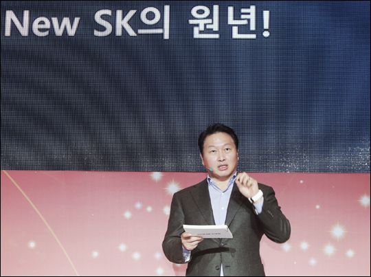 최태원 SK그룹 회장이 지난 2일 서울 광장동 워커힐 호텔에서 열린 2018년 신년회에서 TED 방식으로 SK그룹 성장론을 강연하고 있다.ⓒSK그룹
