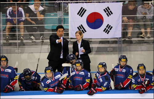 남북이 평창 동계올림픽 여자 아이스하키 단일팀 구성을 합의한 가운데, 청년들 사이 '갑질' 논란이 일며 반감이 커지고 있다.(자료사진) ⓒ연합뉴스