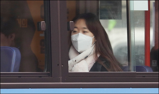 미세먼지가 연일 기승을 부리는 가운데 지난 18일 오전 서울 세종대로 광화문네거리에서 마스크를 착용한 시민이 대중교통을 이용하고 있다. ⓒ데일리안 홍금표 기자