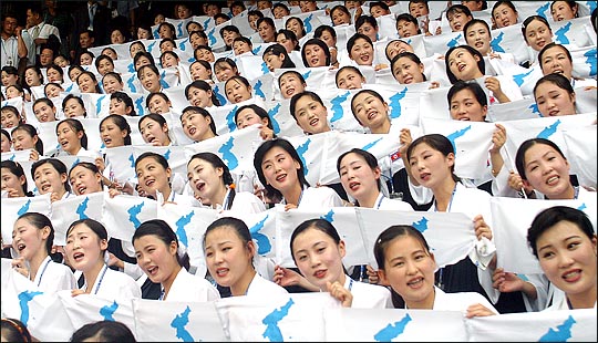 지난 2003년 대구 하계유니버시아드 대회에 참가한 북한 응원단이 한반도 단일기를 들고 응원을 하고 있다.(자료사진) ⓒ데일리안 박항구 기자