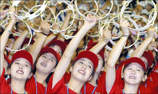 지난 2003년 대구 하계유니버시아드 대회에 참가한 북한 응원단이 응원을 하고 있다.(자료사진) ⓒ데일리안 박항구 기자