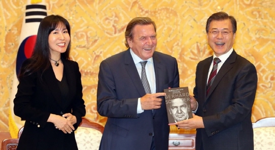 김소연씨(왼쪽)와 게르하르드 슈뢰더 독일 전 총리(가운데)가 지난 9월 청와대에서 문재인 대통령과 환하게 웃고 있다. ⓒ 연합뉴스 