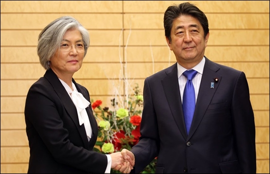 강경화 외교부 장관(왼쪽)과 아베 신조 일본 총리가 지난달 19일 일본 도쿄 총리관저에서 회담을 앞두고 악수하고 있다. ⓒ연합뉴스