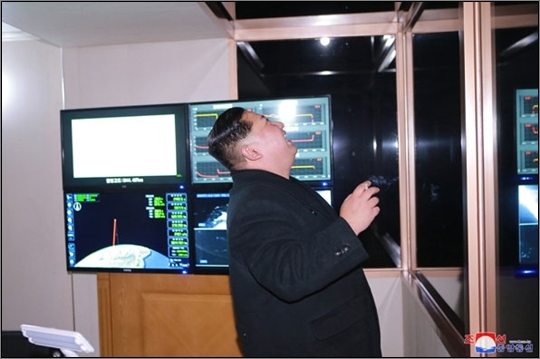 김정은 노동당 위원장이 대륙간탄도미사일(ICBM) '화성-15형' 발사를 지켜보고 있다. 조선중앙통신 캡처 