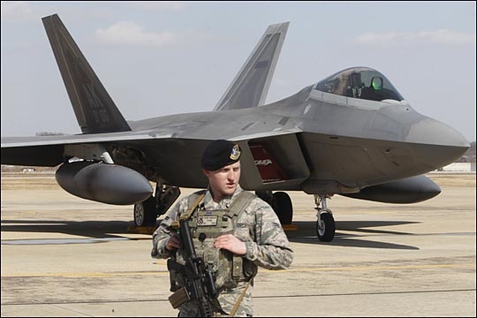 2016년 2월 F-22 랩터 스텔스 전투기가 경기도 평택시 오산공군기지에 착륙해 있다. ⓒ인터넷사진공동취재단
