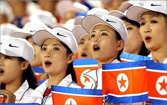 지난 2002년 부산아시안게임 경기에서 북한 응원단이 인공기를 흔들며 응원하고 있다. ⓒ연합뉴스 
