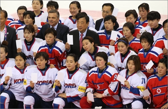 지난 2017년 강릉에서 열린 세계선수권 디비전Ⅱ 그룹 A 대회에서 남북한  여자아이스하키 선수들이 기념촬영을 하는 모습 ⓒ연합뉴스