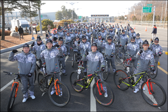 750여명의 주자, 부주자, 자전거 서포터즈들이 한반도 평화를 염원하는 평화 자전거 봉송에 참여한다. ⓒ 평창올림픽 조직위원회