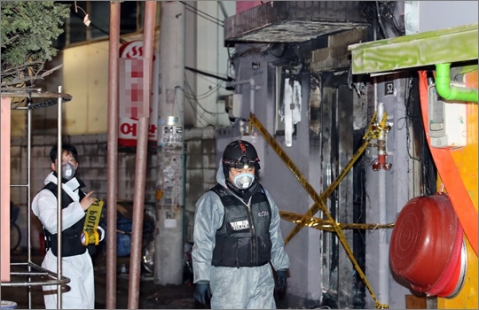20일 오전 서울 종로구 종로5가의 한 여관에서 방화로 추정되는 불이 나 경찰과 소방 관계자들이 화재 조사를 하고 있다. ⓒ연합뉴스