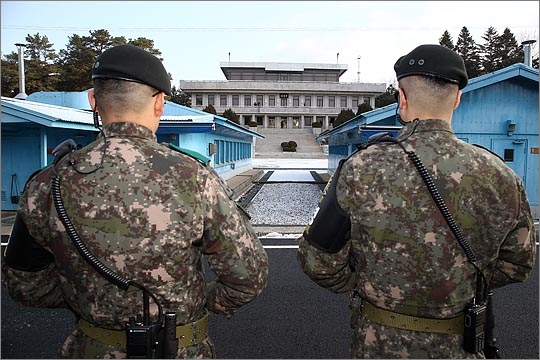 지난 9일 판문점 남측 지역인 평화의집에서 남북 고위급 회담이 열리고 있는 가운데 남북한 병사들이 경계근무를 서고 있다. ⓒ사진공동취재단 