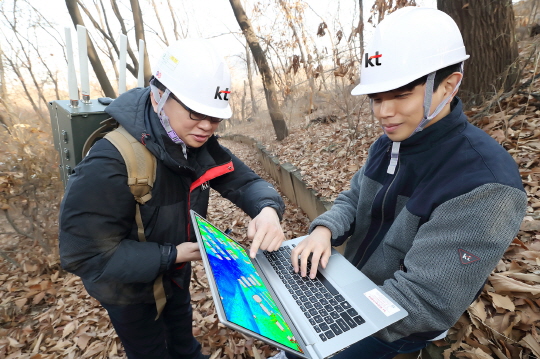 KT 연구원들이 우면산에서 이동기지국용 무선망 설계툴을 테스트하고 있다. ⓒ KT