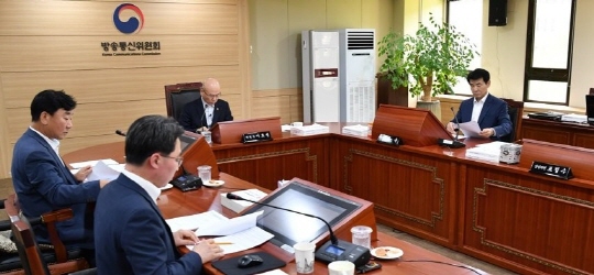 방통위 이효성 위원장과 상임위원들이 지난해 8월 전체회의를 진행하고 있는 모습. ⓒ 연합뉴스 