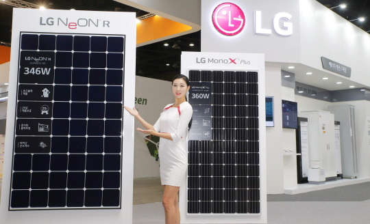 LG전자 모델이 태양광 모듈 ‘네온 R’(NeON R)을 선보이고 있다.ⓒLG전자 