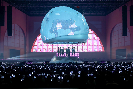 그룹 방탄소년단(RM, 진, 슈가, 제이홉, 지민, 뷔, 정국)이 네 번째 공식 글로벌 팬미팅을 성황리에 마쳤다.ⓒ빅히트 